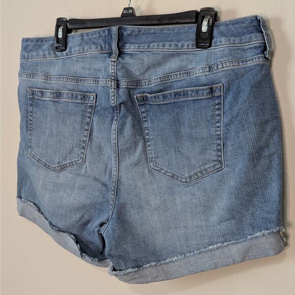 Torrid Medium Wash Blue Denim Jean Shorts Raw Cuffed Hem Size 18 - Picture 5 of 8